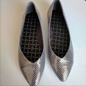 Vionic Sz 7 Caballo Silver Flats Pointed